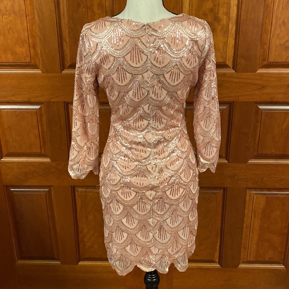 Robe Longue Gianni Bini - Dentelle Rose Poussiéreuse, Taille XS, Manches Courtes